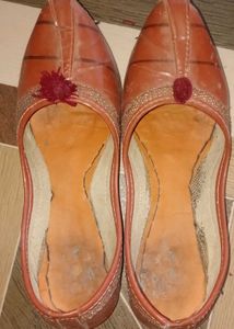 Sneakers &amp; Ethnic Jutti Combo