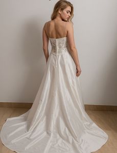 Elegant White 👰