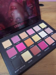 URBANMAC ROSE GOLD EYESHADOW PALETTE