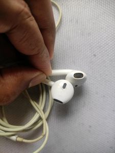 Original  Earphones X 2 ( Right Side Faulty)