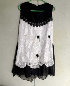 Black & White Lace Dress. Thori Fati Huiyi Hai.