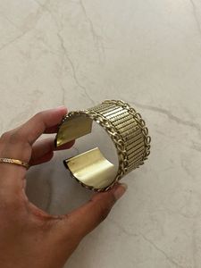 Handcuff