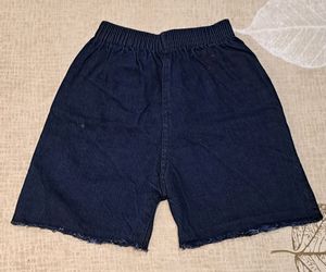 Girl&#39;s denim shorts