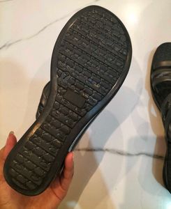 Black Toe-Loop flats/sandals