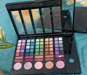 50 Eyeshadow 10 Lip glosses 5 Blushes