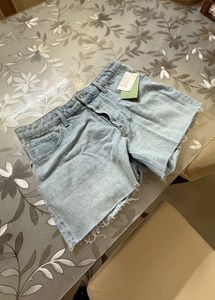 New With tag H&amp;M Denim Boyfriend Shorts Distress