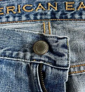 AMERICAN EAGLE LIGHT BLUE BOOTCUT JEANS 32