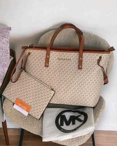 MK JET SET LARGE TOTE BAG WITH ZIPPER POUCH