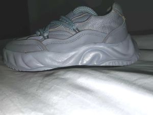 Grey Sneakers (Stylen)