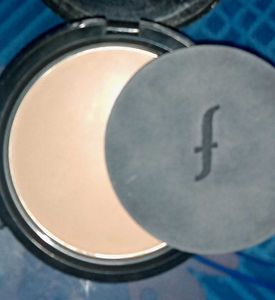 Faces Canada Weightless Stay Matte Compact
