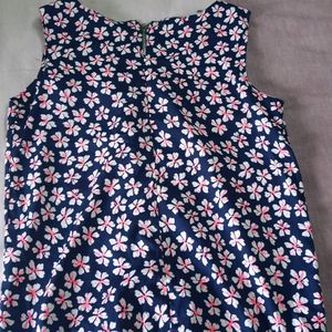 sleeveless top, with back zip