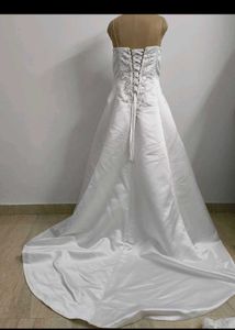 Sale🎉🎊 Elegant White Wedding Gown
