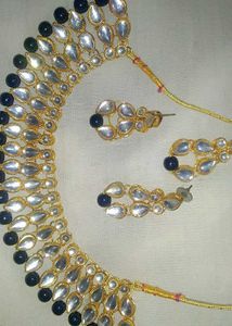 Black Heavy Kundan Jewellery Set, Piece Of 4