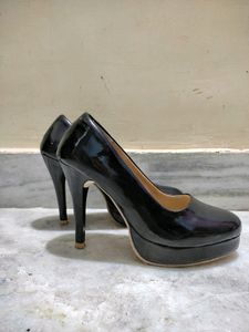 Stillettos in shiny black