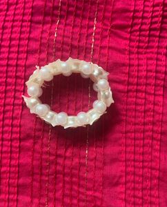 Elastic white hair bun and bracelet (two in one us