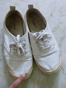 Size 35 White Canvas.