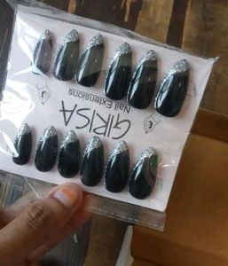 Girisa Black Glitter Nail Extensions