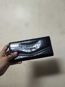 Guess Clutcher With 2 women wallet free