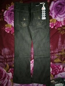 EMBROIDERED POCKET FLARED JEANS
