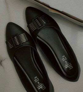 Sreeleathers Women Flat Shoe And Art Slik Saree.