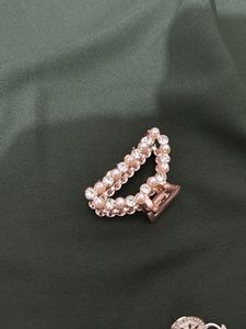 earing with clutcher