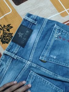 like new only one time use branded item with fitti