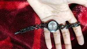 Women&#39;s Watch with Chain Link Band