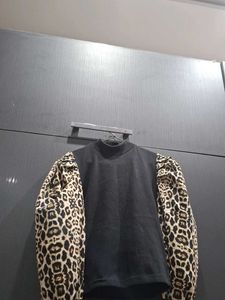 Black Top With Ballon Togerbprint Sleeves