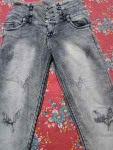 Distressed High-Waisted Jeans with 4 button