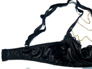 (815) Sexy Bra. 32