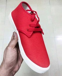 NEW NO USED CASUAL SPORTS SHOES.