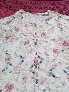 T-Shirt &amp; Floral Top Bundle - Size M. 2 Xl