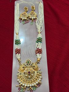 Elegant Kundan Pendant Necklace With Earrings