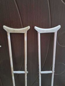Crutches (Baishaki)