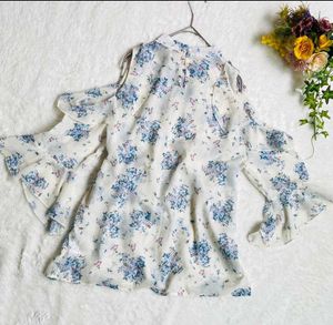 💙🤍Floral Off-Shoulder Ruffled Top🤍💙