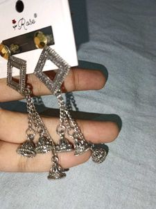 pair of 2 earrings,1 is stud and the other earing