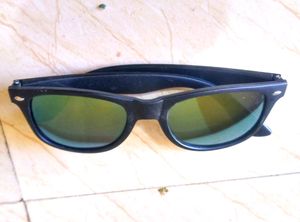 Stylish Plastic Wayfarer Sunglasses for men and women 1 Pcs