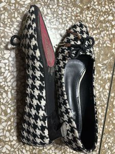 Chic Houndstooth Flats