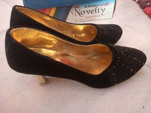 Black Embellished Juttis