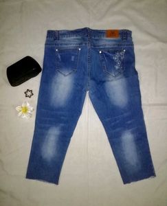 Distressed Cropped Jeans