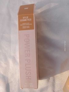 Kylie Cosmetics Power Plush Long wear Foundation