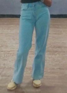 “Bold in Blue: Trendy Baggy Jeans for Effortless!