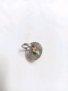 Emerald green stone women&#39;s ring.