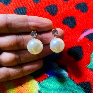 Pearl Drop Earrings white