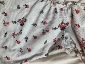 White Floral Crop Top 💖🎀