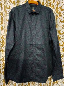 Vanheusen-V. VDot Semi Formal Shirt . Size .M.. Wore Very Occasionally.Will Look Good On You