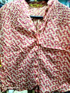 🌸 Soft Floral Button-Down Top