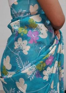 Retro Floral Print Saree