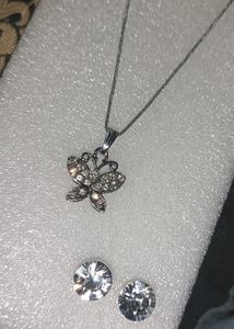 New Pendant Set With Earrings ❤️ (PRICE NEGOTIABLE