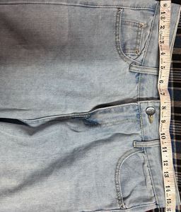 Light Wash Frayed Hem Jeans
